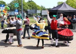 Mit traditionellen Tänzen und farbenfrohen Trachten sorgten die Kulturgruppen beim Trio-Pfingstfest für eindrucksvolle Momente und begeisterten zahlreiche Besucher. (Foto: © Bastian Glumm)