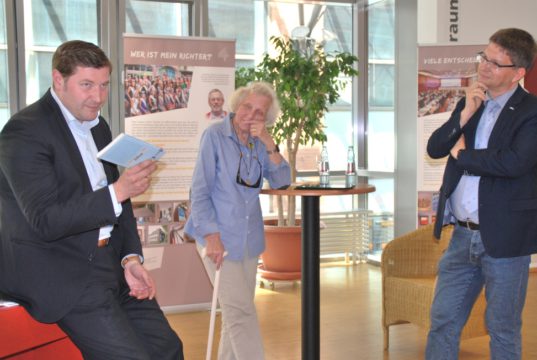 Als gläubiger Katholik eröffnete am Dienstag Oberbürgermeister Tim Kurzbach (li.) die Ausstellung "Typisch evangelisch" in der Stadtbibliothek. (Foto: © Stadt Solingen)