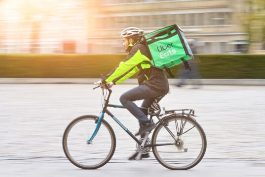 Uber Eats, die Plattform für Essenslieferungen, startet in Solingen. Rund 25 Partner-Restaurants kooperieren zu Beginn mit dem Unternehmen. (Foto: © Henning Scheffen/Uber Eats)