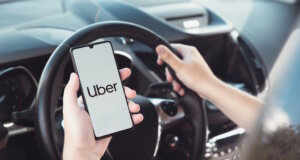Stadt Solingen will Mindestpreisregel für Uber-Fahrten Politik erläutern Fahrten über die Plattform Uber stehen in Solingen seit Einführung der neuen Mindestpreisregelung verstärkt im Fokus der politischen Debatte. (Symbolfoto: © Proxima Studio / Adobe Stock)