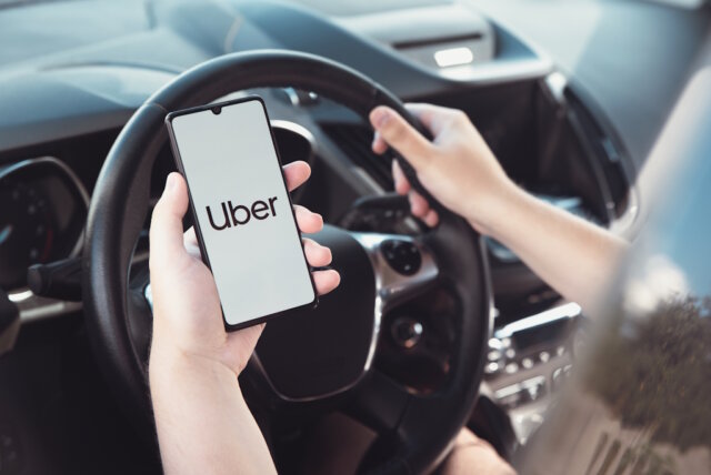 Fahrten über die Plattform Uber stehen in Solingen seit Einführung der neuen Mindestpreisregelung verstärkt im Fokus der politischen Debatte. (Symbolfoto: © Proxima Studio / Adobe Stock)