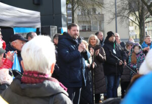 Oberbürgermeister Tim Kurzbach fand am Samstag bei einer Solidaritätskundgebung für die Ukraine auf dem Walter-Scheel-Platz die richtigen Worte. (Foto: © Bastian Glumm)