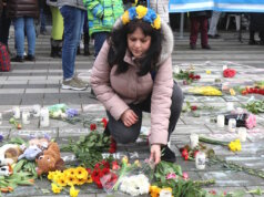 Für die in Solingen lebenden Ukrainer stand das Wochenende im Zeichen des Gedenkens an die Opfer des vor zwei Jahren von Russland vom Zaun gebrochenen Angriffskriegs. Auf dem Walter-Scheel-Platz wurden Blumen niedergelegt. (Foto: © Bastian Glumm)