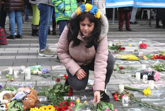 Für die in Solingen lebenden Ukrainer stand das Wochenende im Zeichen des Gedenkens an die Opfer des vor zwei Jahren von Russland vom Zaun gebrochenen Angriffskriegs. Auf dem Walter-Scheel-Platz wurden Blumen niedergelegt. (Foto: © Bastian Glumm)