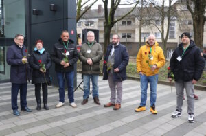 Seit Jahren engagiert sich "Stan" Krasnokutskiy ehrenamtlich. Auf dem Foto sieht man ihn (3.v.re.) im Februar 2024 vor dem Rathaus, das im Kreise von Lokalpolitikern und Mitgliedern des Vereins "Helfende Schirme". Damals wurde an den russischen Angriffskrieg auf die Ukraine gedacht, der sich zum zweiten mal jährte. (Foto: © Bastian Glumm)