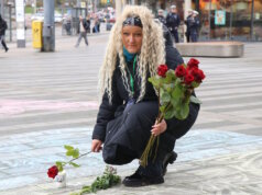 Am Freitagnachmittag startete eine Mahnwache auf dem Walter-Scheel-Platz im Gedenken an die Opfer des russischen Angriffskriegs. Auch mit Blumen gedachte man der Getöteten. Agnieszka Moranska-Röder, Vorsitzende des Vereins „Helfende Schirme Solingen“, legt eine Rose nieder. (Foto: © Bastian Glumm)