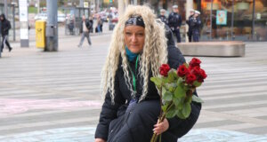 Am Freitagnachmittag startete eine Mahnwache auf dem Walter-Scheel-Platz im Gedenken an die Opfer des russischen Angriffskriegs. Auch mit Blumen gedachte man der Getöteten. Agnieszka Moranska-Röder, Vorsitzende des Vereins „Helfende Schirme Solingen“, legt eine Rose nieder. (Foto: © Bastian Glumm)