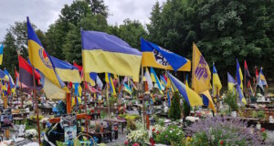 Der Lytschakiwski-Friedhof in Lviv/Ukraine. Hier liegen zahllose ukrainische Soldaten begraben, die im Kampf gegen die russischen Invasoren ihr Leben verloren haben. (Foto: © Bastian Glumm)