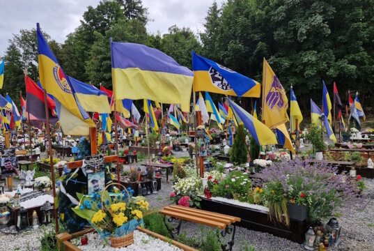 Der Lytschakiwski-Friedhof in Lviv/Ukraine. Hier liegen zahllose ukrainische Soldaten begraben, die im Kampf gegen die russischen Invasoren ihr Leben verloren haben. (Foto: © Bastian Glumm)