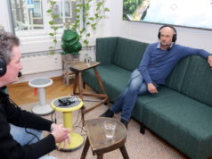 "FRANK B.trifft" nennt sich der Podcast der Wirtschaftsförderung Solingen. Produziert sind inzwischen 15 Sendungen, auf dem Foto ist Wirtschaftsförderer Frank Balkenhol (re.) im Gerspräch mit Jörg Föste vom Bergischen HC. (Foto: © Bastian Glumm)