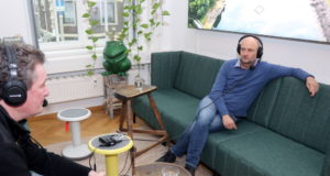 "FRANK B.trifft" nennt sich der Podcast der Wirtschaftsförderung Solingen. Produziert sind inzwischen 15 Sendungen, auf dem Foto ist Wirtschaftsförderer Frank Balkenhol (re.) im Gerspräch mit Jörg Föste vom Bergischen HC. (Foto: © Bastian Glumm)