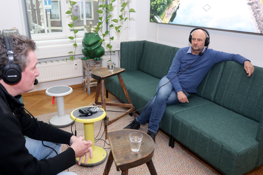 "FRANK B.trifft" nennt sich der Podcast der Wirtschaftsförderung Solingen. Produziert sind inzwischen 15 Sendungen, auf dem Foto ist Wirtschaftsförderer Frank Balkenhol (re.) im Gerspräch mit Jörg Föste vom Bergischen HC. (Foto: © Bastian Glumm)