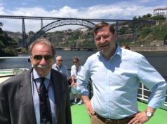 Solingens Oberbürgermeister Tim Kurzbach (r.) mit Portos Beauftragtem für das Welterbe, Rui Loza, bei einer Bootsfahrt vor der Brücke Ponte Maria Pia in Porto. (Foto: © Thomas Kraft/Stadt Solingen)