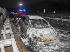 Zu einem brennenden Fahrzeug rückte die Solinger Feuerwehr am Montagnachmittag auf die Autobahn A46 aus. (Foto: © Tim Oelbermann)