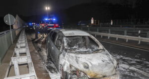 Zu einem brennenden Fahrzeug rückte die Solinger Feuerwehr am Montagnachmittag auf die Autobahn A46 aus. (Foto: © Tim Oelbermann)