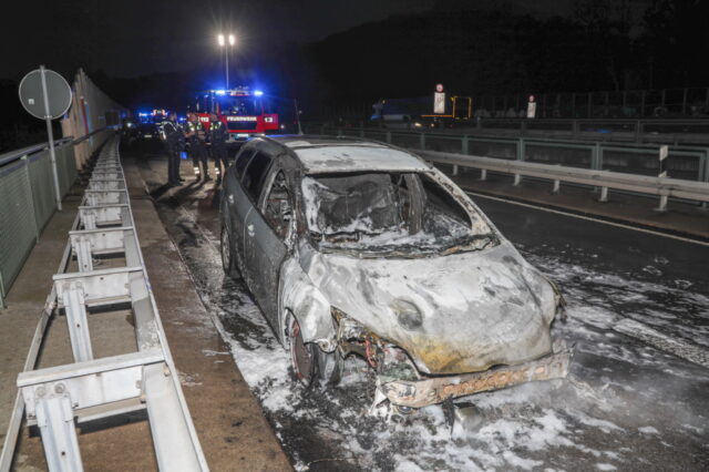 Zu einem brennenden Fahrzeug rückte die Solinger Feuerwehr am Montagnachmittag auf die Autobahn A46 aus. (Foto: © Tim Oelbermann)