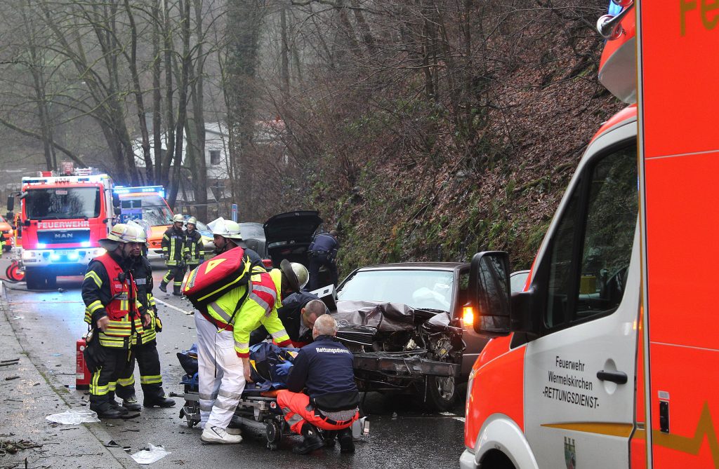Zu einem schweren Verkehrsunfall kam es am Mittwoch auf der Burgtalstraße. Zwei Fahrzeuge kollidierten, beide Fahrer mussten ins Krankenhaus gebracht werden. (Foto: © Tim Oelbermann)