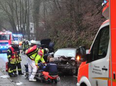 Zu einem schweren Verkehrsunfall kam es am Mittwoch auf der Burgtalstraße. Zwei Fahrzeuge kollidierten, beide Fahrer mussten ins Krankenhaus gebracht werden. (Foto: © Tim Oelbermann)