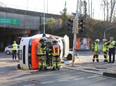 Am Donnerstagvormittag wurde ein Notarzteinsatzfahrzeug (NEF) der Berufsfeuerwehr auf einer Einsatzfahrt in einen schweren Verkehrsunfall verwickelt. (Foto: © Das SolingenMagazin)