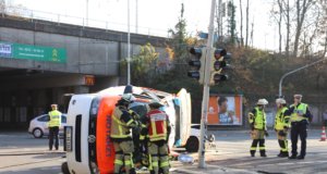 Am Donnerstagvormittag wurde ein Notarzteinsatzfahrzeug (NEF) der Berufsfeuerwehr auf einer Einsatzfahrt in einen schweren Verkehrsunfall verwickelt. (Foto: © Das SolingenMagazin)