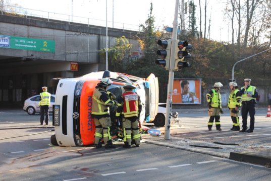 Am Donnerstagvormittag wurde ein Notarzteinsatzfahrzeug (NEF) der Berufsfeuerwehr auf einer Einsatzfahrt in einen schweren Verkehrsunfall verwickelt. (Foto: © Das SolingenMagazin)