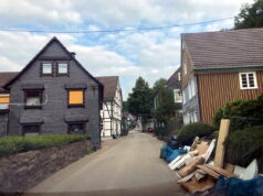 Auch die Müngstener Straße in Unterburg kann trotz Schutt und Sperrmüll rechts und links der engen Straße befahren werden. (Foto: © Kommunaler Ordnungsdienst/Stadt Solingen)