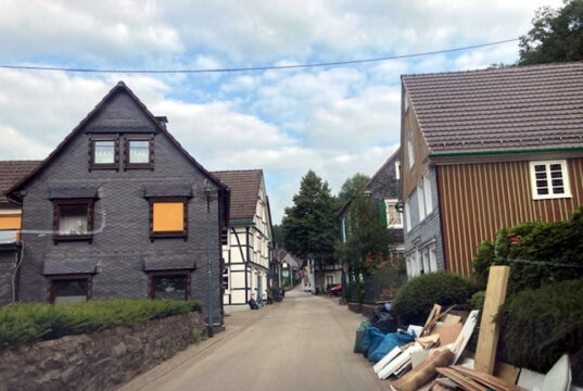 Auch die Müngstener Straße in Unterburg kann trotz Schutt und Sperrmüll rechts und links der engen Straße befahren werden. (Foto: © Kommunaler Ordnungsdienst/Stadt Solingen)