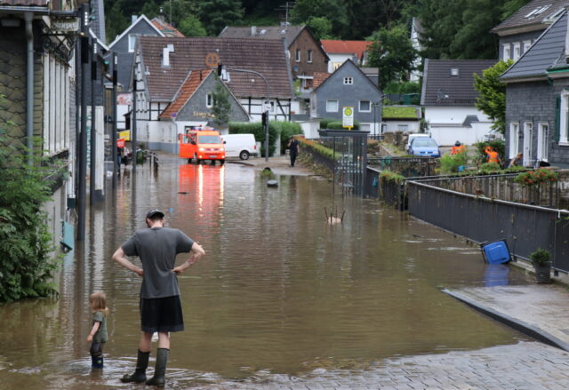 Die Situation in Unterburg ist nach wie vor angespannt, die Eschbachstraße steht unter Wasser. Inzwischen gibt es zahlreiche Hilfsangebotene für Betroffene. (Foto: © Bastian Glumm)