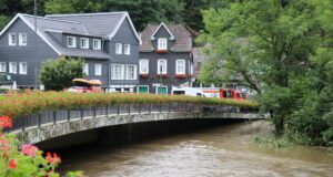 Die Verantwortlichen der Stadt Solingen hoffen, dass in Unterburg zügig das Wasser aus den Häusern abgepumpt wird und die Evakuierten zurückkehren können. (Foto: © Bastian Glumm)