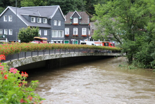 Die Verantwortlichen der Stadt Solingen hoffen, dass in Unterburg zügig das Wasser aus den Häusern abgepumpt wird und die Evakuierten zurückkehren können. (Foto: © Bastian Glumm)