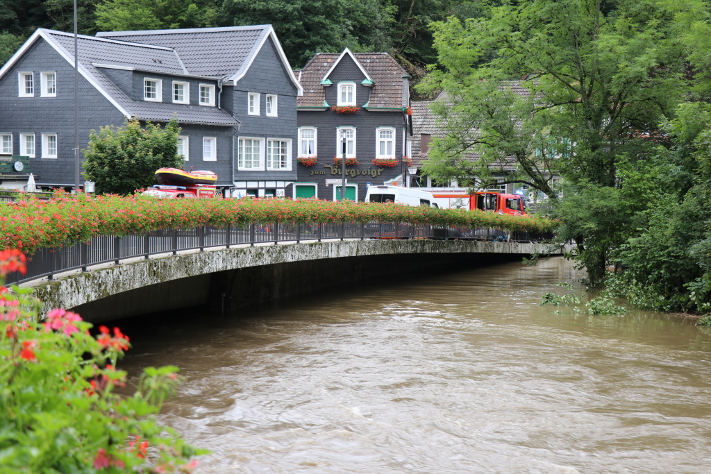 Die Verantwortlichen der Stadt Solingen hoffen, dass in Unterburg zügig das Wasser aus den Häusern abgepumpt wird und die Evakuierten zurückkehren können. (Foto: © Bastian Glumm)