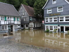 Sobald der Pegelstand der Wupper es erlaubt, werden THW und Solinger Berufsfeuerwehr mit dem Abpumpen des Wassers aus den Häusern und Kellern in Unterburg und in Untenrüden beginnen. (Foto: © Bastian Glumm)