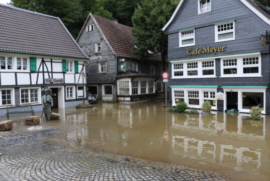 Sobald der Pegelstand der Wupper es erlaubt, werden THW und Solinger Berufsfeuerwehr mit dem Abpumpen des Wassers aus den Häusern und Kellern in Unterburg und in Untenrüden beginnen. (Foto: © Bastian Glumm)