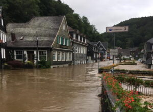 Anhaltender Starkregen sorgte für eine Überflutung der Eschbachstraße. (Foto: © Stadt Solingen)