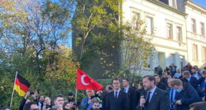 Rund 1.000 Menschen nahmen am Dienstag Abschied von Mevlüde Genç. Darunter auch NRW-Ministerpräsident Hendrik Wüst und Oberbürgermeister Tim Kurzbach. (Foto: © Stadt Solingen)