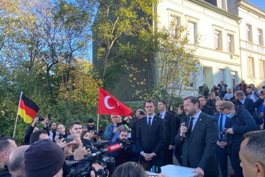 Rund 1.000 Menschen nahmen am Dienstag Abschied von Mevlüde Genç. Darunter auch NRW-Ministerpräsident Hendrik Wüst und Oberbürgermeister Tim Kurzbach. (Foto: © Stadt Solingen)