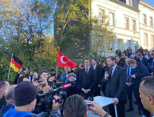 Rund 1.000 Menschen nahmen am Dienstag Abschied von Mevlüde Genç. Darunter auch NRW-Ministerpräsident Hendrik Wüst und Oberbürgermeister Tim Kurzbach. (Foto: © Stadt Solingen)