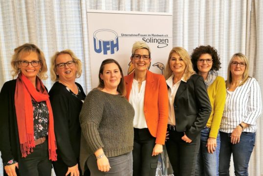 Das Vorstandsteam der Unternehmerfrauen im Handwerk Solingen: v.l. Sigrid Broch (Beisitzerin), Sandra Ronsdorf (2.Vorsitzende), Maya Wiegand (Schriftführerin), Jutta Monscheuer (1.Vorsitzende), Beate Tepel (Beisitzerin), Sandra Worring (Beisitzerin) und Diana Hutz (Kassenführerin). (Foto: © Unternehmerfrauen Solingen)
