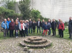 Den Aktiven in Ohligs ist auch der Austausch mit der Stadtverwaltung wichtig. Vor wenigen Tagen waren deshalb Vertreterinnen und Vertreter des Stadtdienstes Natur und Umwelt, der Technischen Betriebe, der Wirtschaftsförderung und vom Büro Oberbürgermeister zu Gast auf der Fläche der Urban Gardener am Planetenweg. Mit dabei waren die Gärterinnen und Gärtner und viele weitere Interessierte. (Foto: © Stadt Solingen)