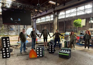 Die Theatergruppe der Helfenden Schirme bei der Live-Inszenierung in der ehemaligen Grossmann-Gießerei. Das Stück erzählt eindrucksvoll von Krieg, Zusammenhalt und Hoffnung. (Foto: © Helfende Schirme Solingen)
