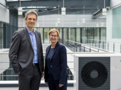 Barbara Gruner, Vorständin SOS-Kinderdörfer weltweit, und Dr.-Ing. Norbert Schiedeck, Vaillant Group CEO, bekräftigen die gemeinsame Kooperation zum zehnjährigen Jubiläum der Partnerschaft. Seit 2013 unterstützt das Familienunternehmen die Kinderrechtsorganisation in über 20 Ländern. Mit moderner, energiesparender Heiztechnik und kreativen, sozialen Projekten. (Foto: © Vaillant Group)