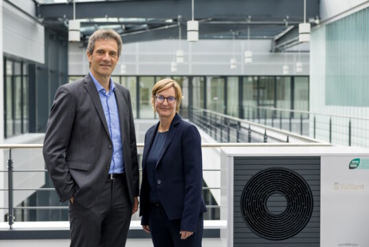 Barbara Gruner, Vorständin SOS-Kinderdörfer weltweit, und Dr.-Ing. Norbert Schiedeck, Vaillant Group CEO, bekräftigen die gemeinsame Kooperation zum zehnjährigen Jubiläum der Partnerschaft. Seit 2013 unterstützt das Familienunternehmen die Kinderrechtsorganisation in über 20 Ländern. Mit moderner, energiesparender Heiztechnik und kreativen, sozialen Projekten. (Foto: © Vaillant Group)