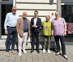 Kamen beim VdK-Früstück ins Gespräch: v.li. Markus Preuss (SPD), Harald Schulz (CDU), Daniel Flemm (CDU), VdK-Vorsitzende HeikeHerrig und Nina Brattig (FDP). (Foto: ©CDU Solingen)