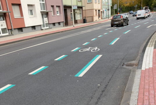 Die Veloroute bekommt ihr Gesicht: Am vergangenen Montag und Dienstag wurden minzgrüne Markierungen aufgebracht und weisen den Weg. Hier die Hildener Straße in Ohligs. (Foto: © Stadt Solingen)