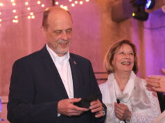 Überrascht und bewegt nahm Hartmut Hoferichter am Samstagabend im Rahmen seiner Verabschiedung den Ehrenring der Stadt Solingen entgegen. (Foto: © Bastian Glumm)