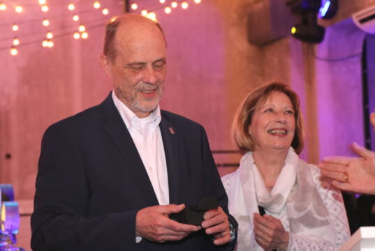 Überrascht und bewegt nahm Hartmut Hoferichter am Samstagabend im Rahmen seiner Verabschiedung den Ehrenring der Stadt Solingen entgegen. (Foto: © Bastian Glumm)
