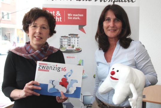 Dagmar Blum (li.) und Johanne Voß von der Solinger Verbraucherzentrale stellten jetzt den Bericht für das vergangene Jahr 2016 vor. Ab dem 1. Juni wird auch in Sachen Rechtsberatung im Gesundheitswesen auf den Zahn gefühlt. (Foto: © B. Glumm)