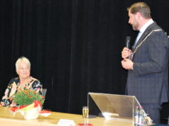 Doris Schulz wurde von Oberbürgermeister Tim Kurzbach mit der Verdienstmedaille der Bundesrepublik ausgezeichnet. (Foto: © Stadt Solingen / St. Mergehenn)