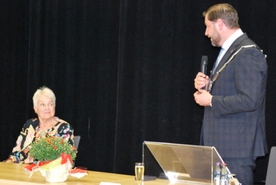 Doris Schulz wurde von Oberbürgermeister Tim Kurzbach mit der Verdienstmedaille der Bundesrepublik ausgezeichnet. (Foto: © Stadt Solingen / St. Mergehenn)