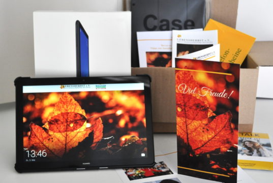 Der Verein Lebensherbst verschenkt deutschlandweit 50 Tablets an Seniorenheime, die noch kein eigenes Gerät besitzen. (Foto: © Verein Lebensherbst)